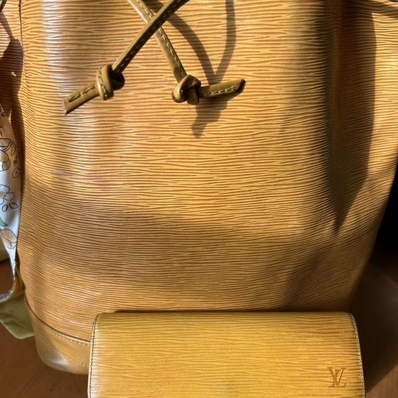 Louis Vuitton Vintage BUNDLE Yellow Epi Leather Bucket Noe and matching wallet - Picture 13 of 16